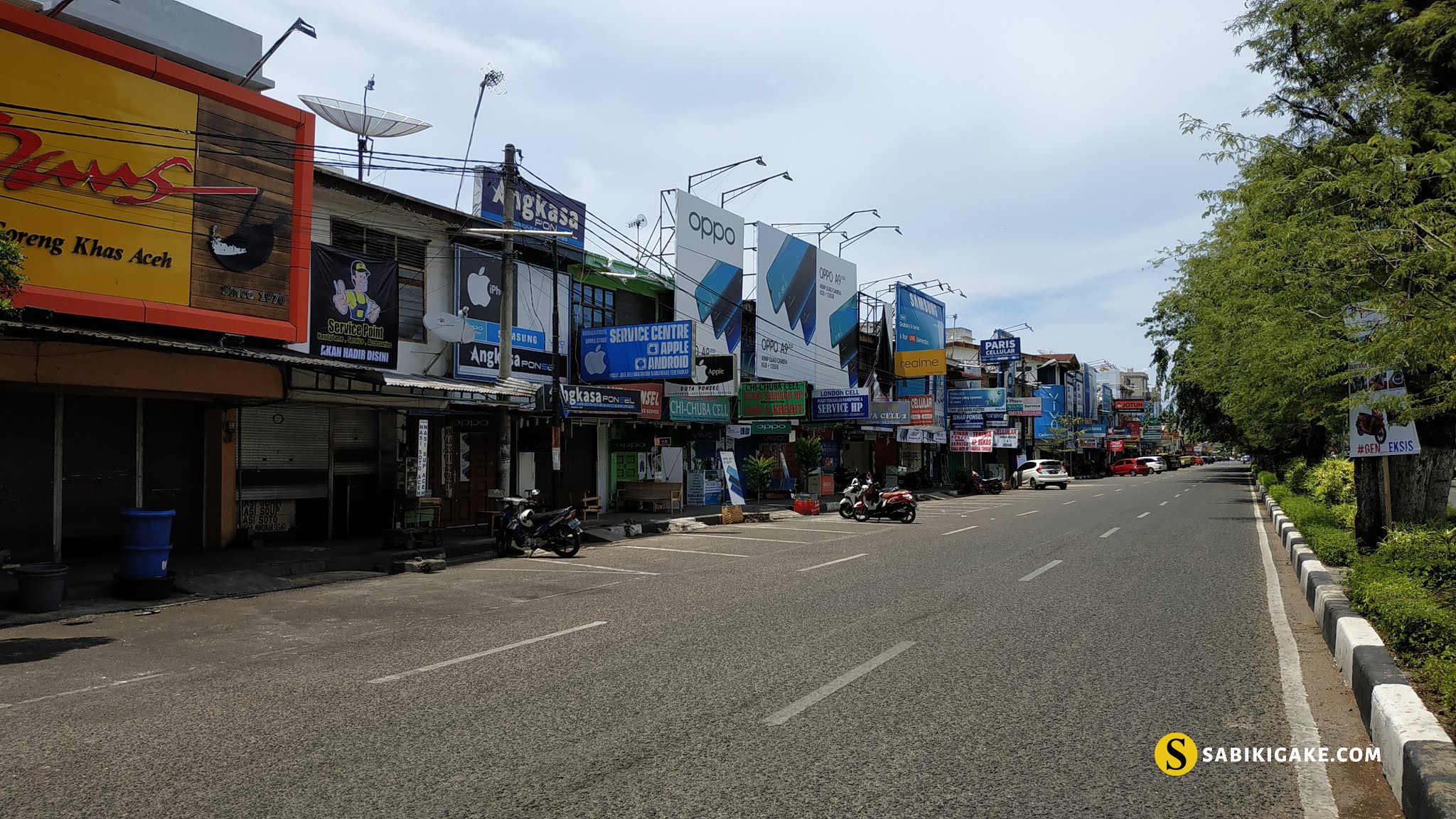 Jalanan sepi di Banda Aceh dengan toko-toko tutup pada hari Jumat, menunjukkan suasana kota saat ibadah sholat Jumat.